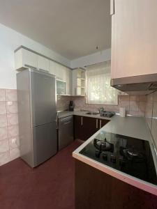 een keuken met een fornuis en een koelkast bij Apartman Nika in Mostar