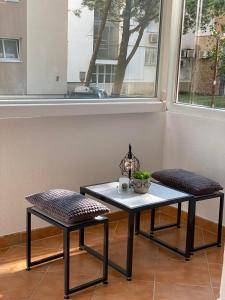 een tafel en twee stoelen voor een raam bij Apartman Nika in Mostar