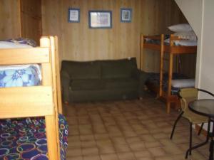 Pambula Beachにある22 Weemilah Drive Pambula Beachのソファと二段ベッドが備わる客室です。