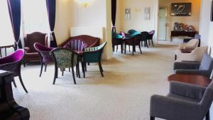 a row of chairs and tables in a waiting room at OYO Oban Hotel in Eastbourne