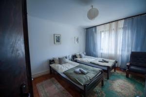 パンチェヴォにあるTwo Towersのベッド2台とソファのある小さな部屋