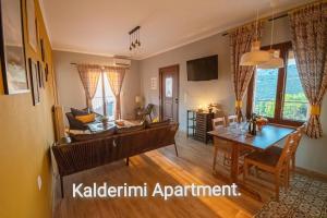 Televisyen dan/atau pusat hiburan di Kalderimi Apartment