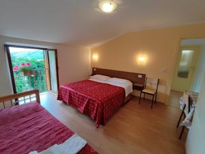 una camera d'albergo con letto e finestra di Amoroso's house, affittacamere a Caramanico Terme