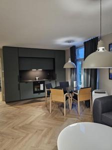 a living room with a kitchen and a dining room at Juuri valmistunut uudiskohde in Vaasa