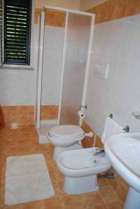 a bathroom with a toilet and a shower and a sink at B&B Villa Archegeta in Giardini Naxos