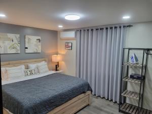 ein Schlafzimmer mit einem Bett und einem weißen Vorhang in der Unterkunft Sonoran desert in Puerto Peñasco + 68 Fotos