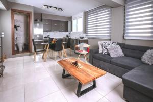 un soggiorno con divano e tavolo di Unique1 - Private Lux city apartment a Heraklion