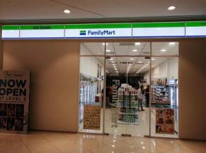 Supermarket nebo jiné obchody v  apartmánu nebo okolí