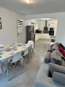 un soggiorno con un tavolo e un divano di Villa individuelle la bastidonne piscine privée ad Auriol Altre 13 foto