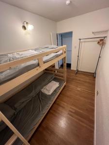 Una habitación con dos literas. en TaoTechHOUSE, en Hakuba