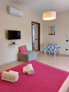 una sala de estar con una alfombra rosa grande en Regina Giovanna Home en Sorrento