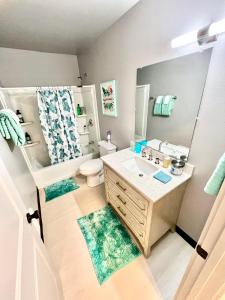 y baño con lavabo y aseo. en Brand new Apartment with Extra Sofa Bed, air conditioning, 15 mins to Alki Beach and Downtown Seattle and 19 mins to SeaTac Airport en Seattle