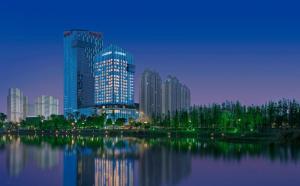 panoramę miasta z dużym budynkiem i zbiornikiem wodnym w obiekcie Le Méridien Yixing Hotel w mieście Yixing
