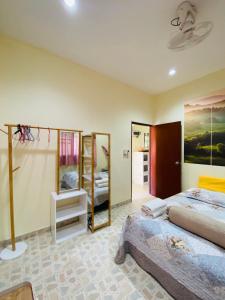 1 dormitorio con 1 cama grande y algunos espejos en Landscape beachfront bungalow in Rawai en Phuket
