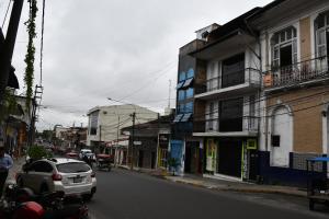 um carro a descer uma rua da cidade com edifícios em SELVA VIVA IQUITOS em Iquitos