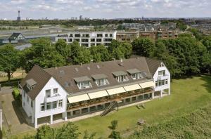 een luchtzicht op een groot wit huis bij Hotel Fährhaus km734 in Düsseldorf