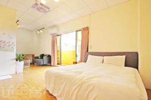 Uma cama ou camas num quarto em Nantou Fruit House