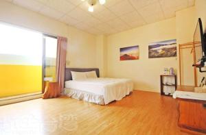 Uma cama ou camas num quarto em Nantou Fruit House