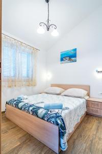 1 dormitorio con 1 cama en una habitación en Apartments Nina en Maslenica