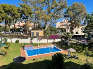 une image d'une piscine dans une cour dans l'établissement Kitty´s beach house, à Benalmádena