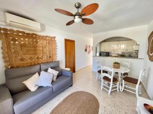 un salon avec un canapé bleu et une cuisine dans l'établissement Kitty´s beach house, à Benalmádena