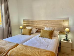 deux lits dans une chambre avec deux lampes sur des tables dans l'établissement Kitty´s beach house, à Benalmádena