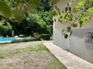 una casa con un patio con piscina en Le Clapot- Les Iris, en Saint-Étienne