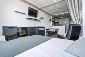 - une chambre avec un lit, deux chaises et une télévision dans l'établissement Apartamento Welcs EMP- 090-con vistas, à Empuriabrava