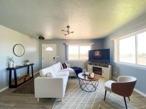 马德拉斯Madras Oak House的客厅里有一张白色沙发和一台电视