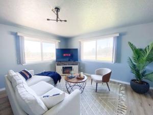 a living room with a white couch and a table at Madras Oak House in Madras