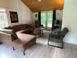 ein Wohnzimmer mit einem Sofa und einem Tisch in der Unterkunft Vakantiebungalow Oase in Exloo