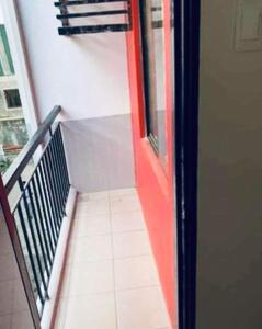 escalera con puerta abierta y ventana en Koze De Casa Newly Renovated Staycation, en Imus