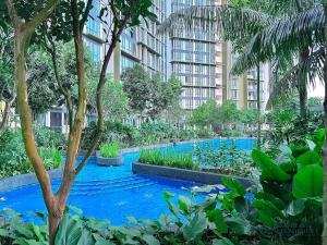 a swimming pool in the middle of a building at Elysia Park Residence Medini by Stayrene in Nusajaya
