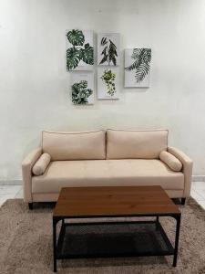 un soggiorno con divano e tavolino da caffè di Manjung Modern + Cozy Terrace Home a Lumut