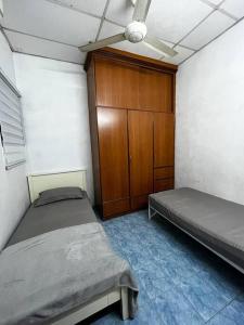 Postel nebo postele na pokoji v ubytování Manjung Modern + Cozy Terrace Home