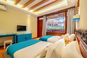 Frida's Inn 丽江梦之旅观景客栈的电视和/或娱乐中心