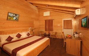 um quarto com uma cama num chalé de madeira em Alagoa Resort em Betalbatim