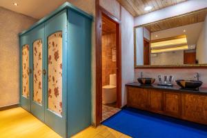 丽江Frida's Inn 丽江梦之旅观景客栈的带两个水槽和一面镜子的浴室