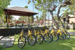 eine Gruppe Fahrräder, die neben einem Pavillon geparkt sind in der Unterkunft Lumbini Luxury Villas and Spa in Jimbaran