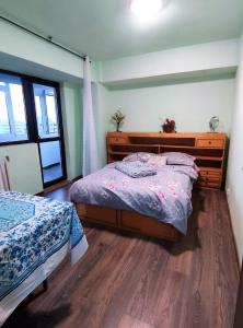 1 dormitorio con cama y ventana grande en Lake and park view residence en Bucarest
