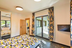 1 dormitorio con cama y espejo grande en Zielone Domki Morze i Jezioro en Siecino