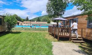 Bazén v ubytování Camping Le Pré Cathare nebo v jeho okolí