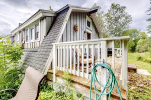 una casa con terraza y una manguera en The Carriage House at The Garden Estate en West Rutland