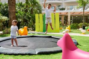 mężczyzna i chłopiec skaczący na trampolinie w obiekcie Iberostar Selection Albufera Park All Inclusive w Playa de Muro