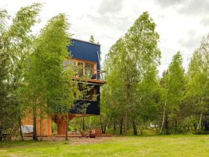 a tree house in the middle of a forest at Bird Lodge for 6 guests, 50 m from the lake, sauna, hot tube in Brzozie