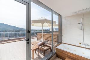 uma casa de banho com uma banheira, um chuveiro e uma banheira em Questa Thermal & Spa Hotel em Eskisehir