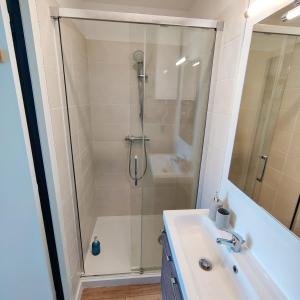 a bathroom with a shower and a sink at Chambre Aven avec salle de bains privative dans une résidence avec salon et cuisine partagés in Brest
