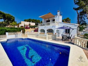 una piscina frente a una casa en Villa cerca del pueblo y playas de Moraira - Ref A022 AVANOA PREMIUM RENTALS, en Moraira