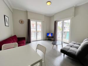 uma sala de estar com um sofá e uma mesa em WSD GOLDEN TIMES 8 Apartment Hotel em Atenas