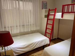 - une chambre avec 2 lits superposés et une échelle dans l'établissement La de Mondi, à Baiona